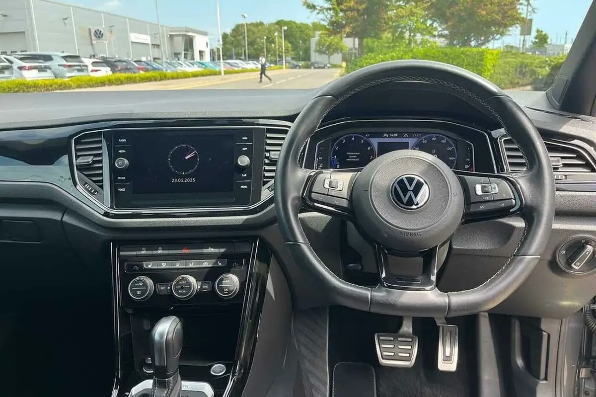 2021-volkswagen-t-roc-20-tsi-r-big-13