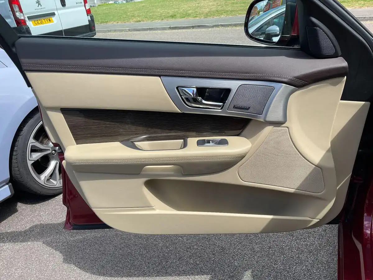 2014-jaguar-xf-30td-premium-luxury-sportbrake-5d-big-34