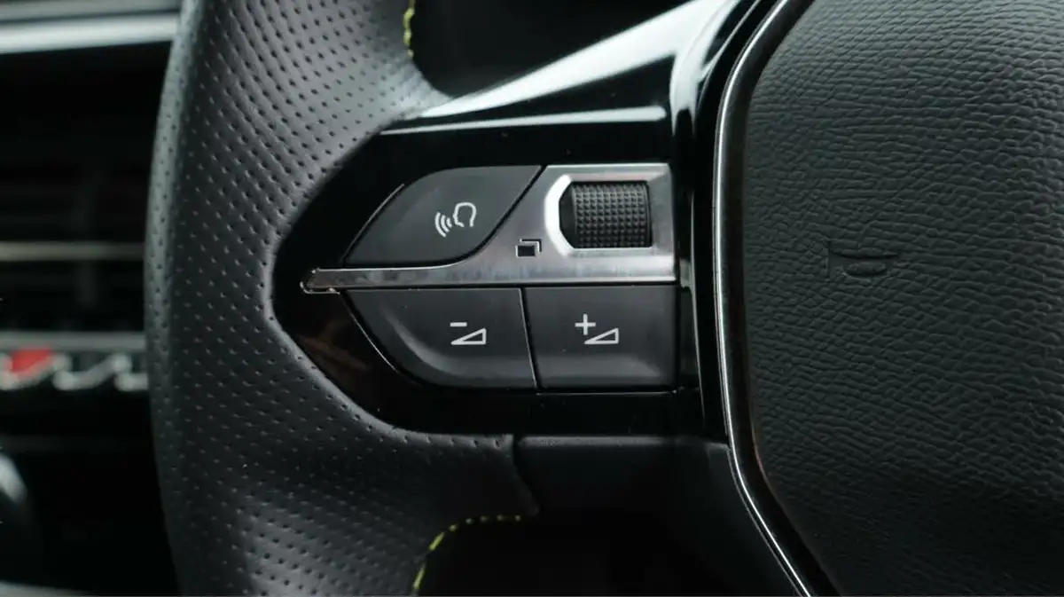 2022-peugeot-2008-suv-12-puretech-gt-big-25