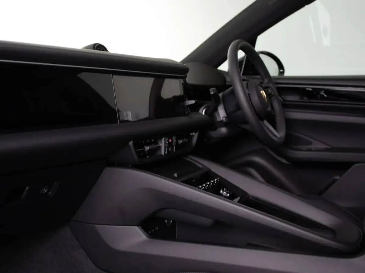 2025-porsche-macan-e-electric-big-33