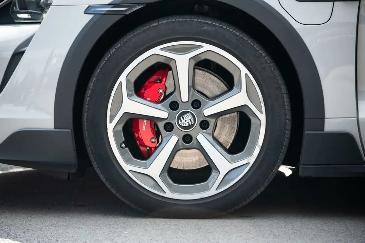2023-porsche-taycan-e-4s-cross-turismo-big-16
