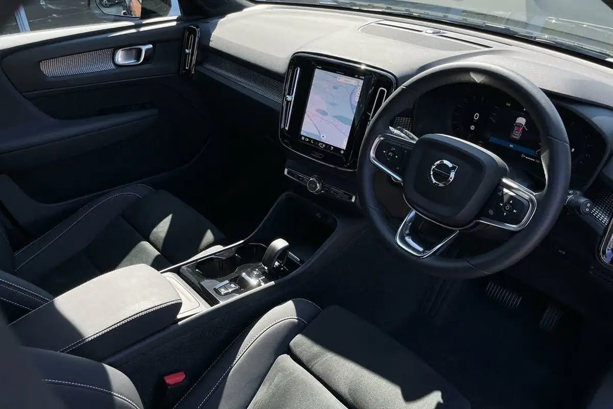 2024-volvo-xc40-20-b3-plus-big-4