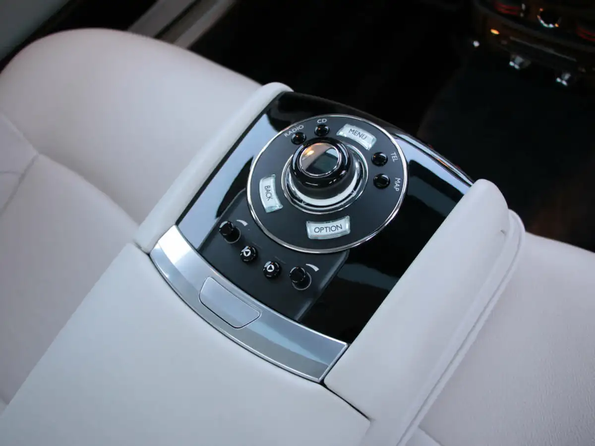 2010-rolls-royce-ghost-66-big-23
