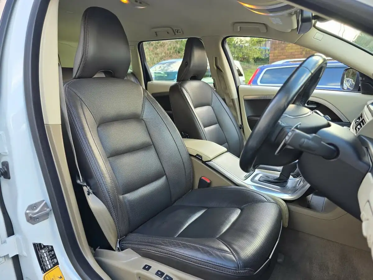 2014-volvo-xc70-30-t6-se-lux-304bhp-awd-big-22