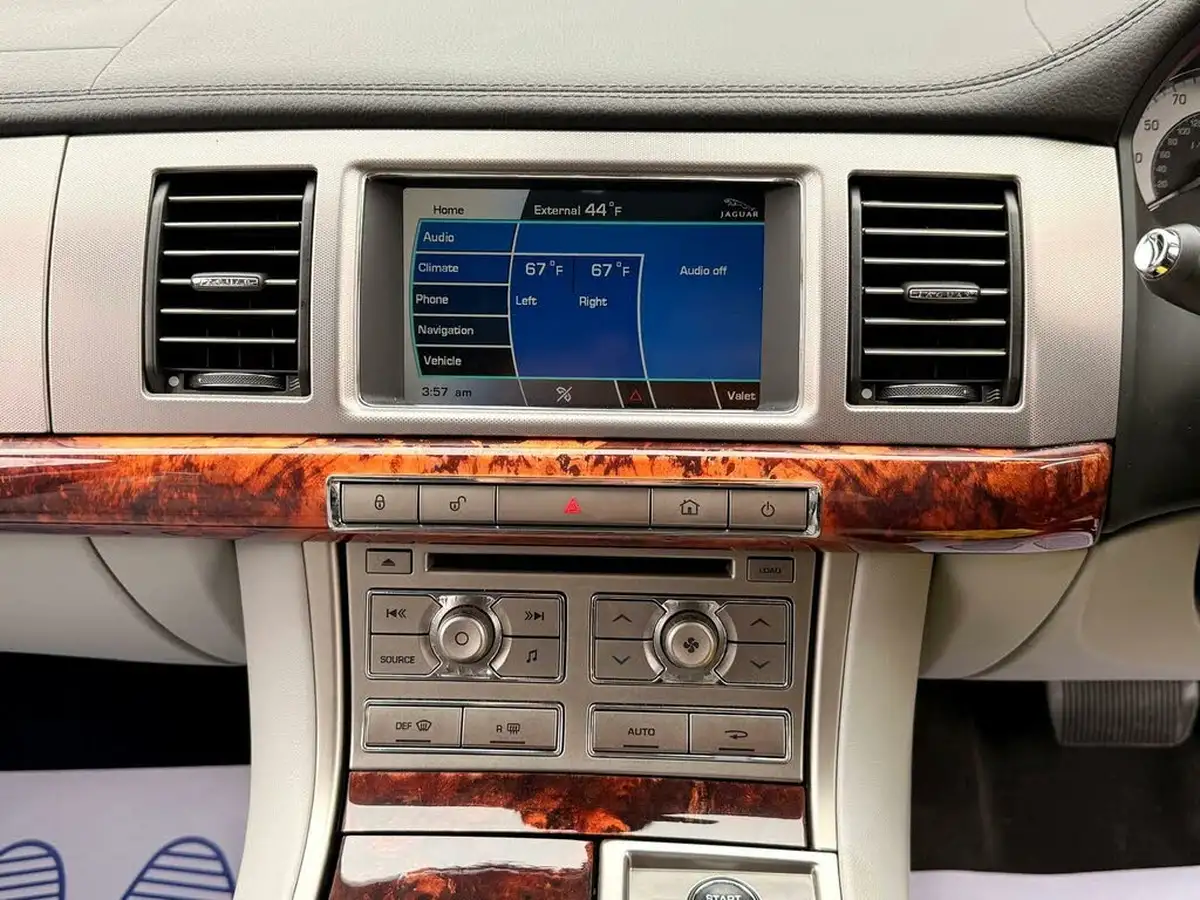 2010-jaguar-xf-30-luxury-big-25