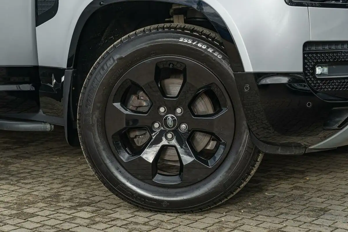 2021-land-rover-110-defender-30-d250-xs-edition-big-1