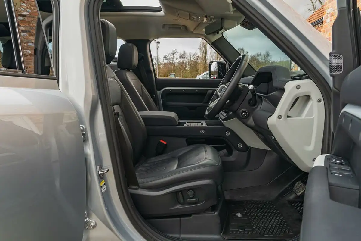 2021-land-rover-110-defender-30-d250-xs-edition-big-24