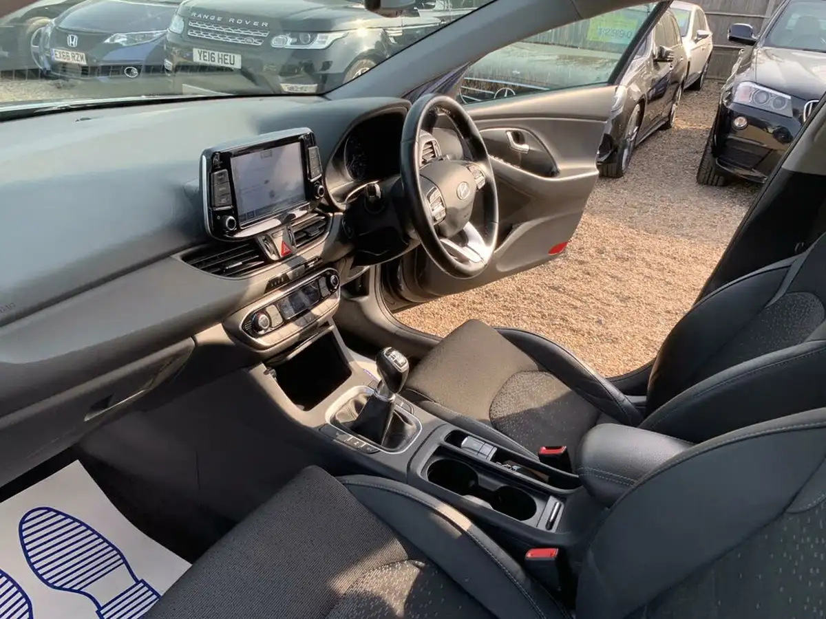 2017-hyundai-i30-14-t-gdi-premium-tourer-big-29