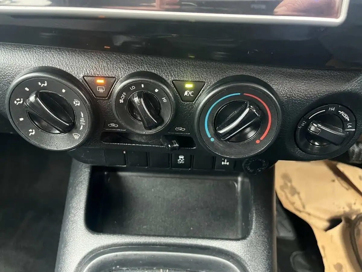 2016-toyota-hi-lux-24d-active-double-cab-pickup-big-30