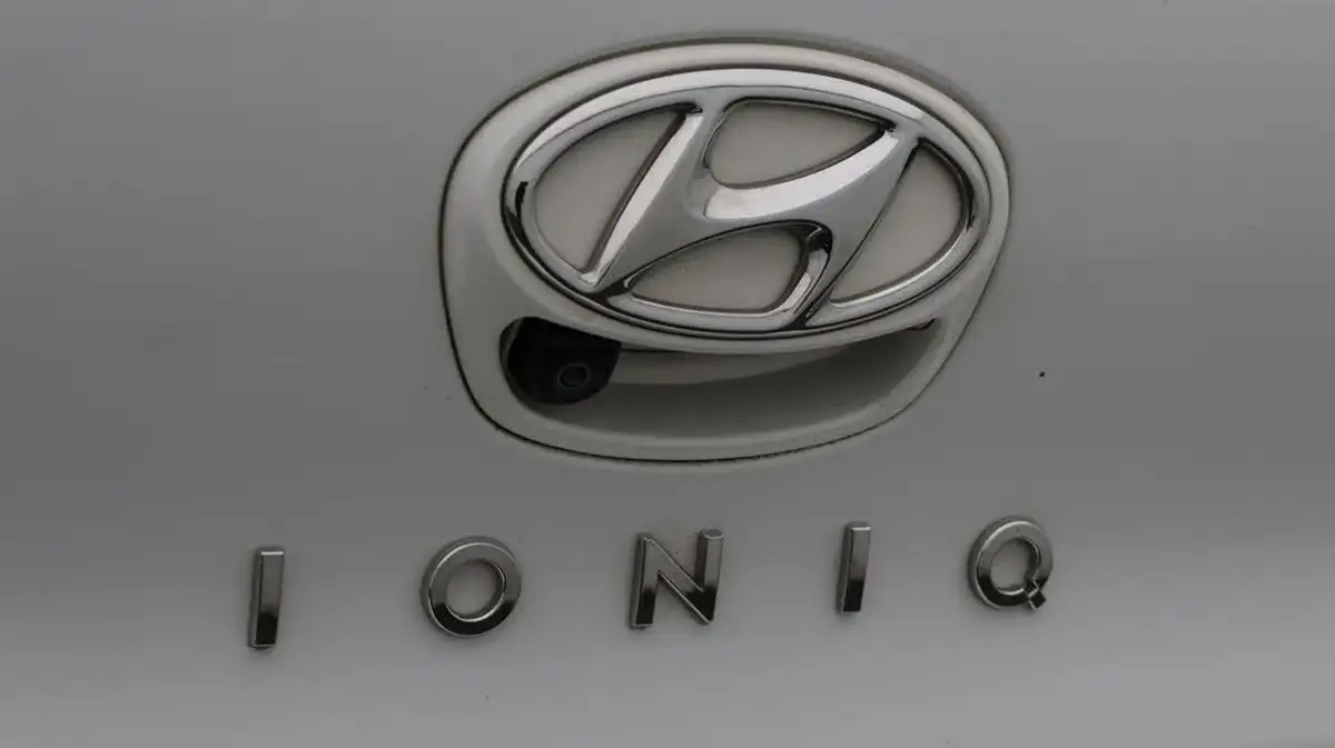 2022-hyundai-ioniq-e-premium-electric-big-22