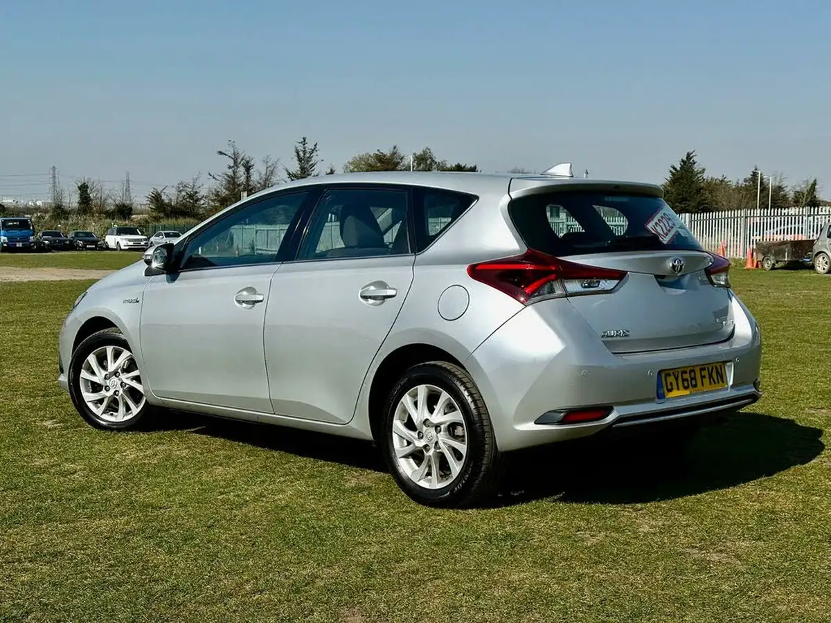 2018-toyota-auris-18-vvt-i-hsd-icon-hatchback-big-1