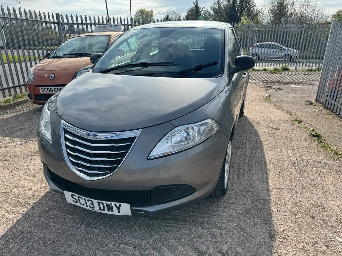 2013-chrysler-ypsilon-12-s-big-16