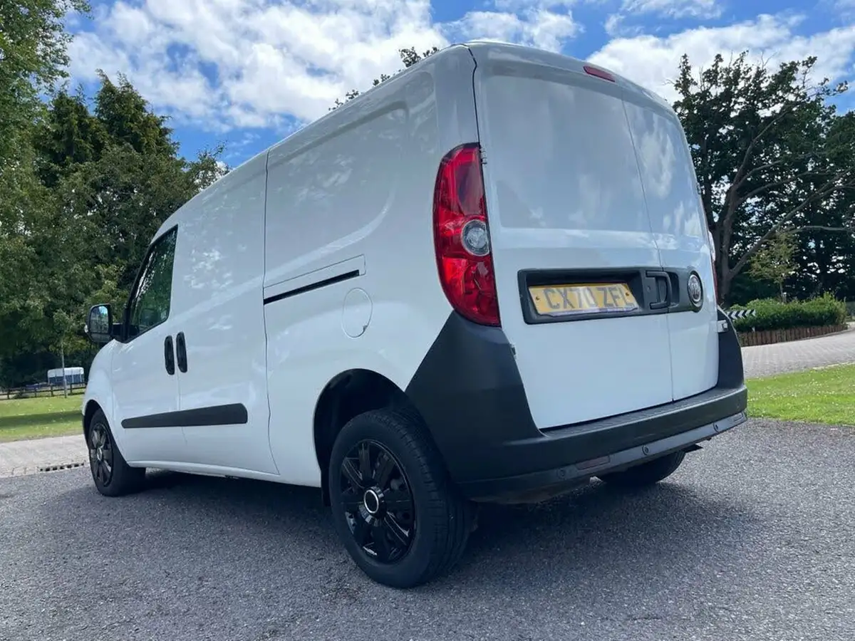2021-fiat-doblo-cargo-16td-l2h1-maxi-tecnico-105bhpeu6dt-panel-van-big-13