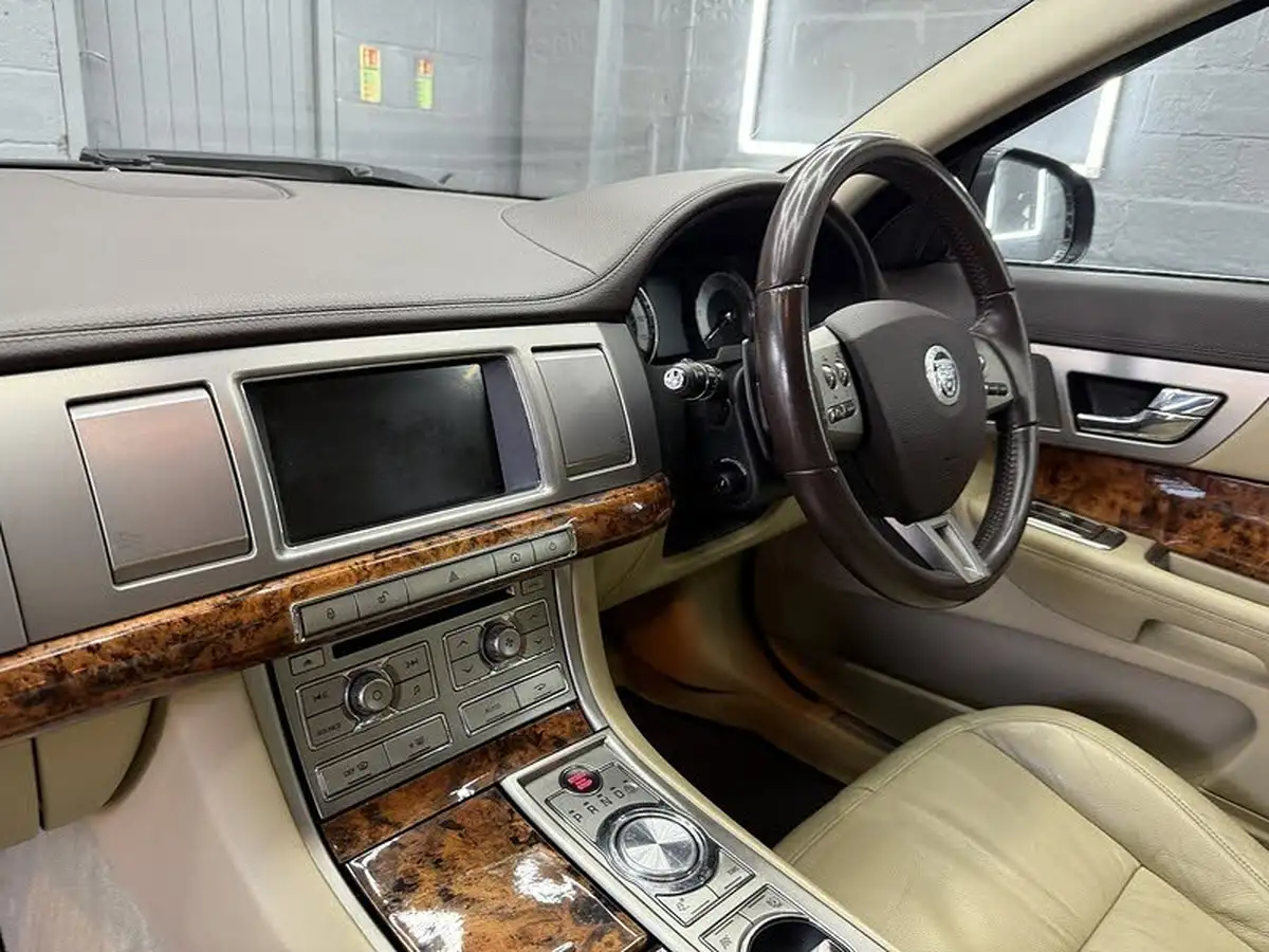 2009-jaguar-xf-30td-luxury-big-39