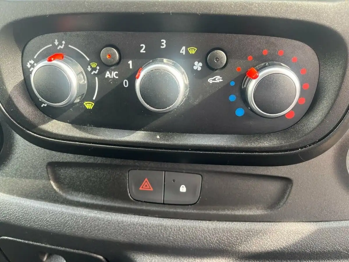 2021-renault-trafic-20dci-sl30-energy-145-business-panel-big-25