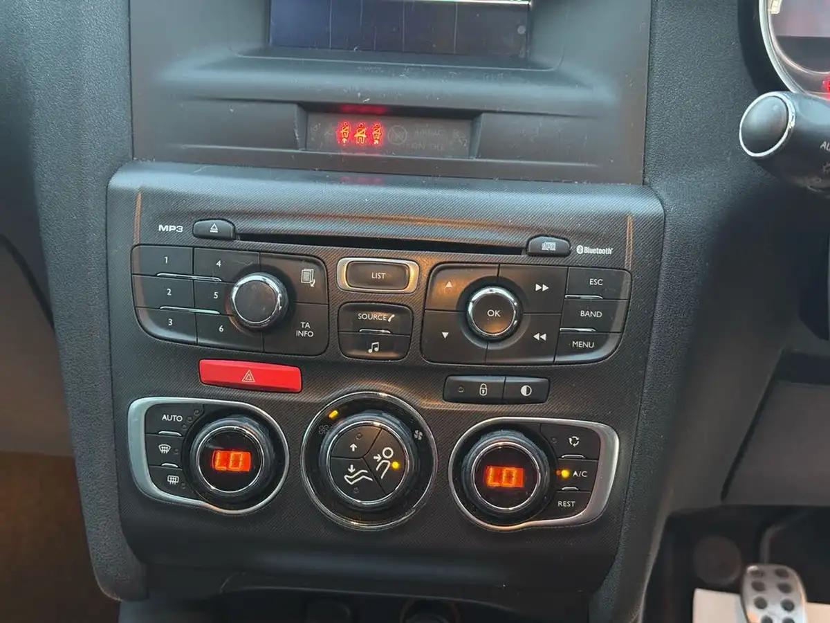 2012-citroen-ds4-20hdi-dsport-big-21