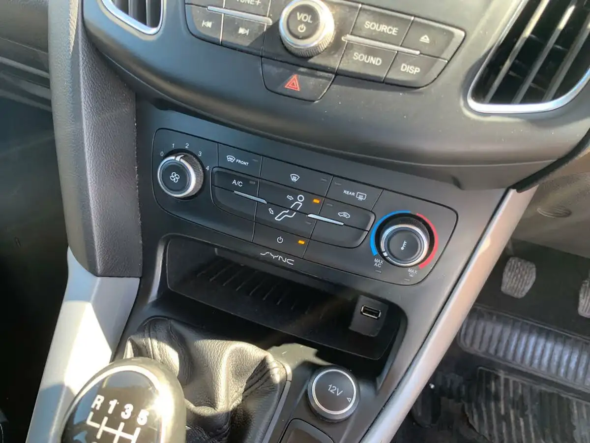 2015-ford-focus-16tdci-zetec-hatchback-big-16