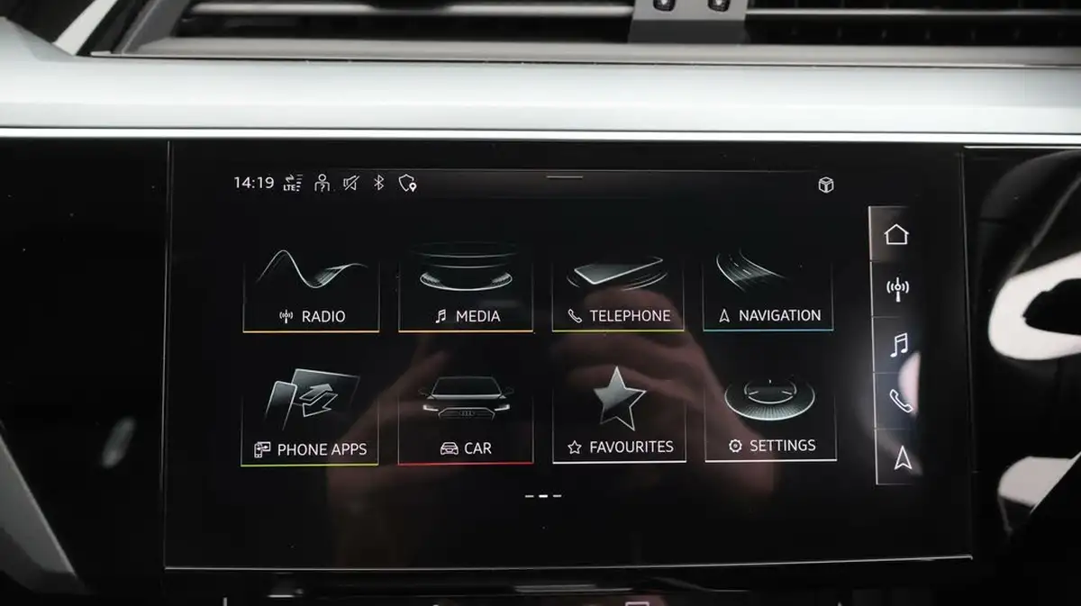 2021-audi-e-tron-50e-technik-station-wagon-big-11