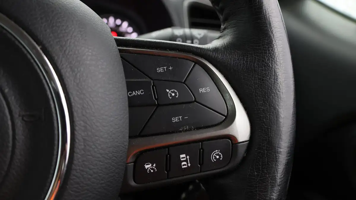 2020-jeep-renegade-10-gse-limited-big-22