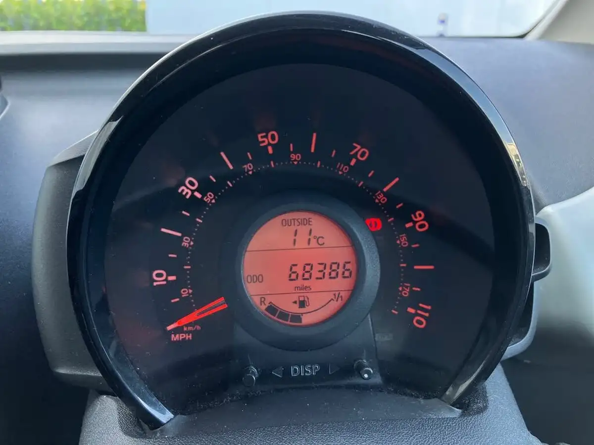 2014-citroen-c1-10-vti-feel-5d-big-19