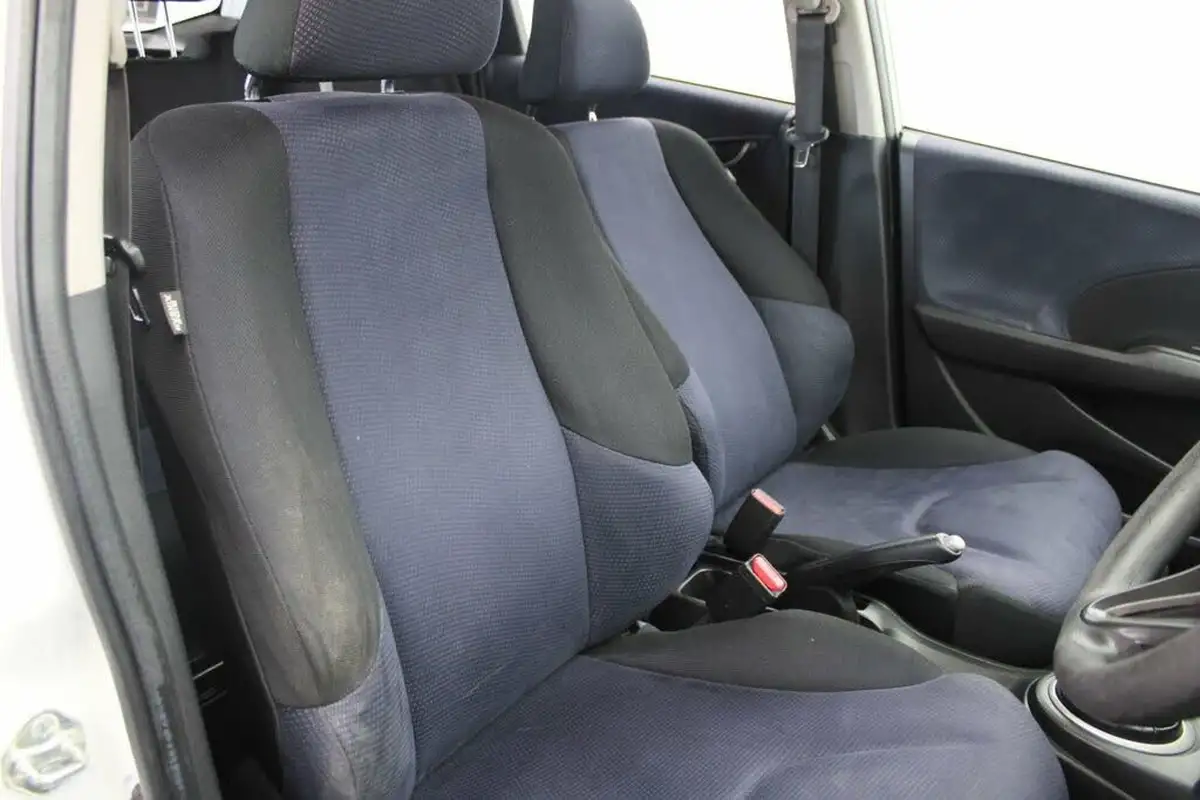 2013-honda-jazz-12-i-vtec-s-big-18