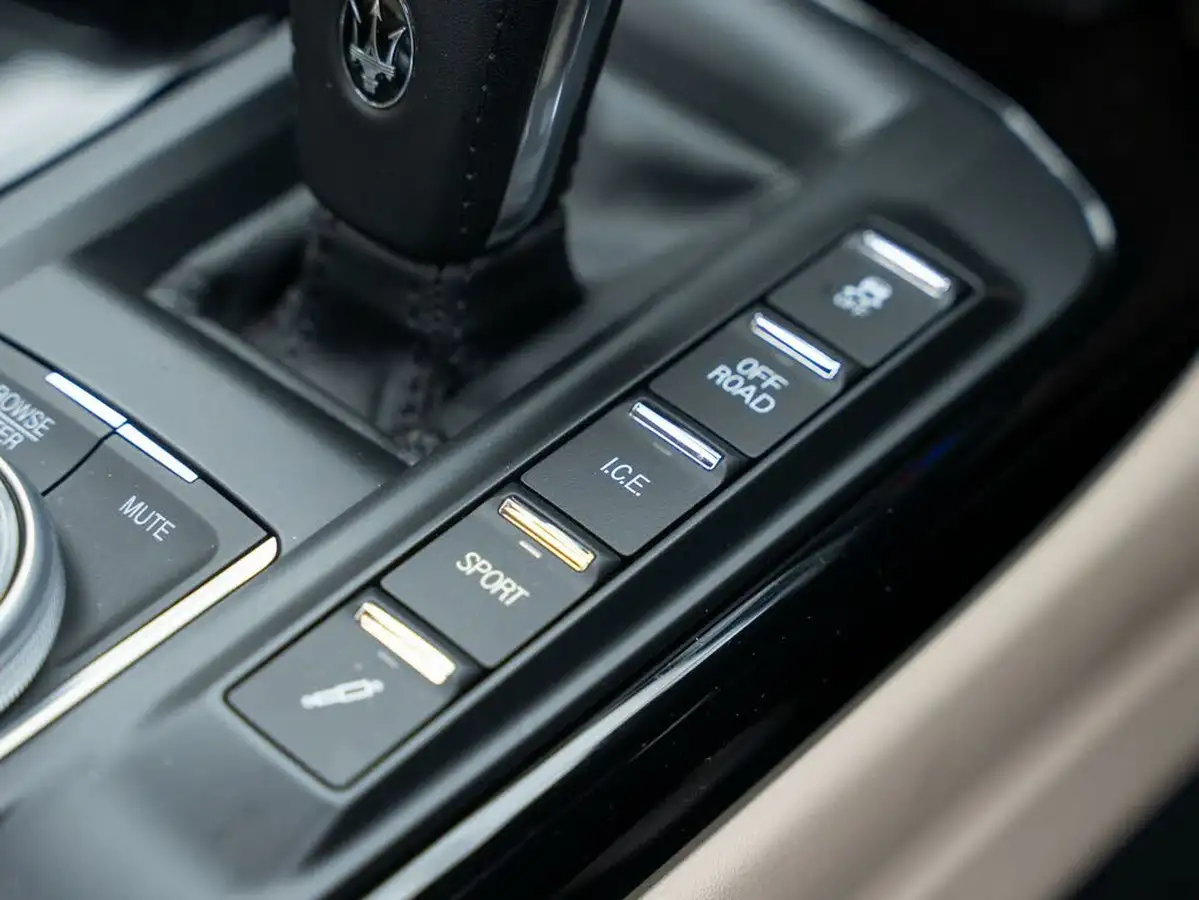 2022-maserati-levante-30-modena-350ps-big-15