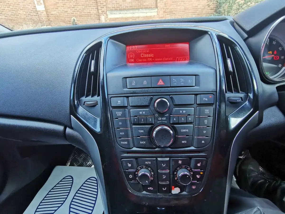 2015-vauxhall-astra-16-elite-hatchback-big-15
