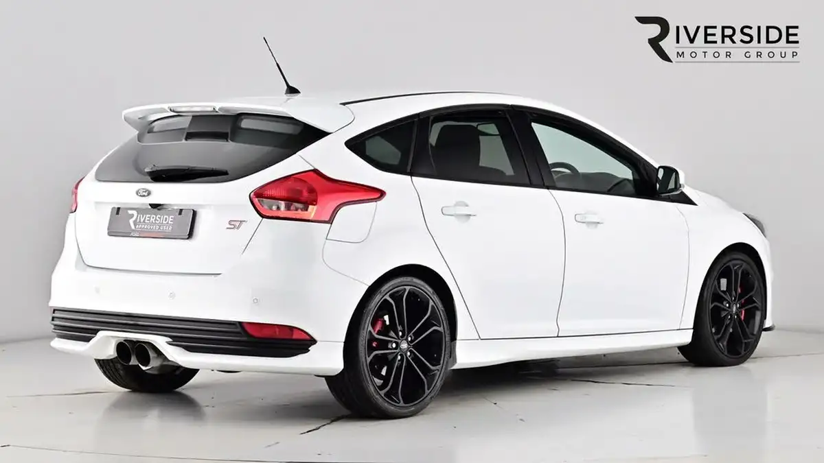 2015-ford-focus-20t-st3-hatchback-big-6