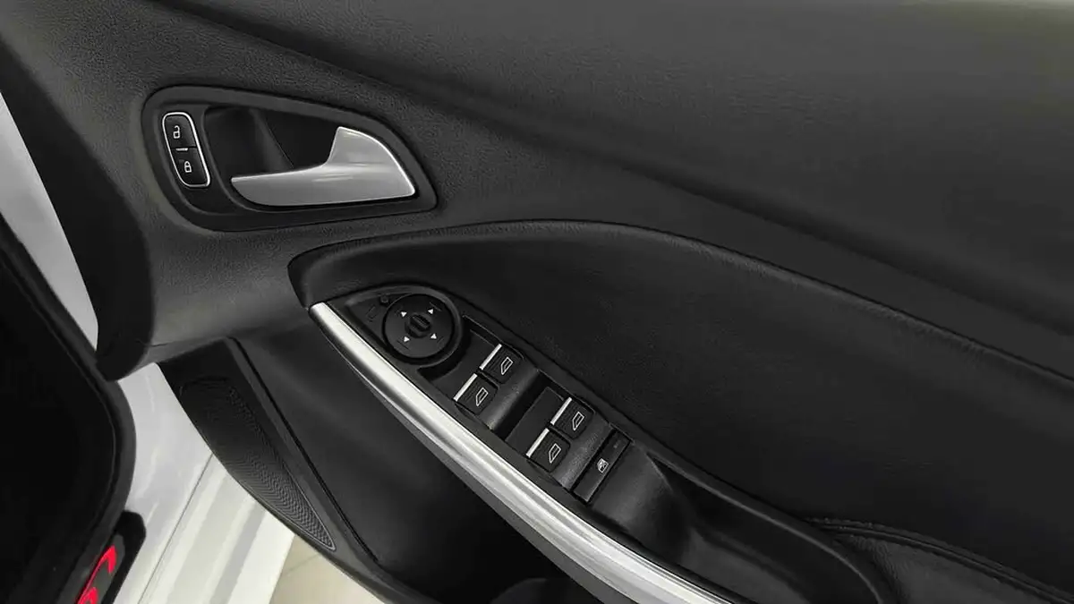 2015-ford-focus-20t-st3-hatchback-big-30