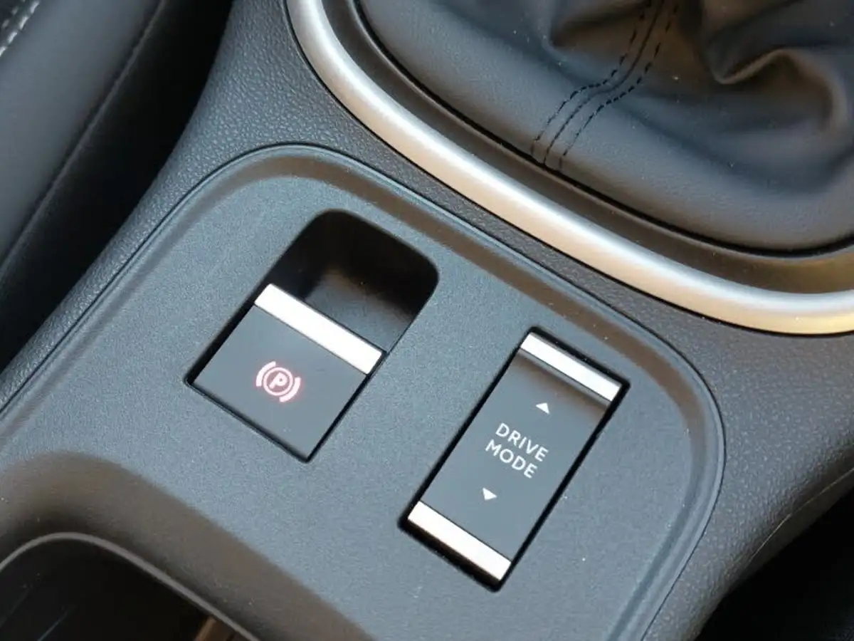 2025-jeep-avenger-12-gse-summit-big-18