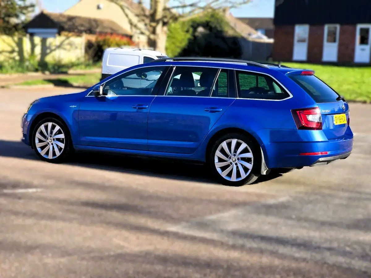 2018-skoda-octavia-20tdi-laurin-klement-estate-dsg-big-11