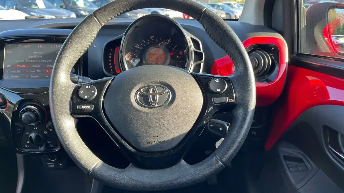 2015-toyota-aygo-10-vvt-i-x-pression-x-wave-x-shift-big-7