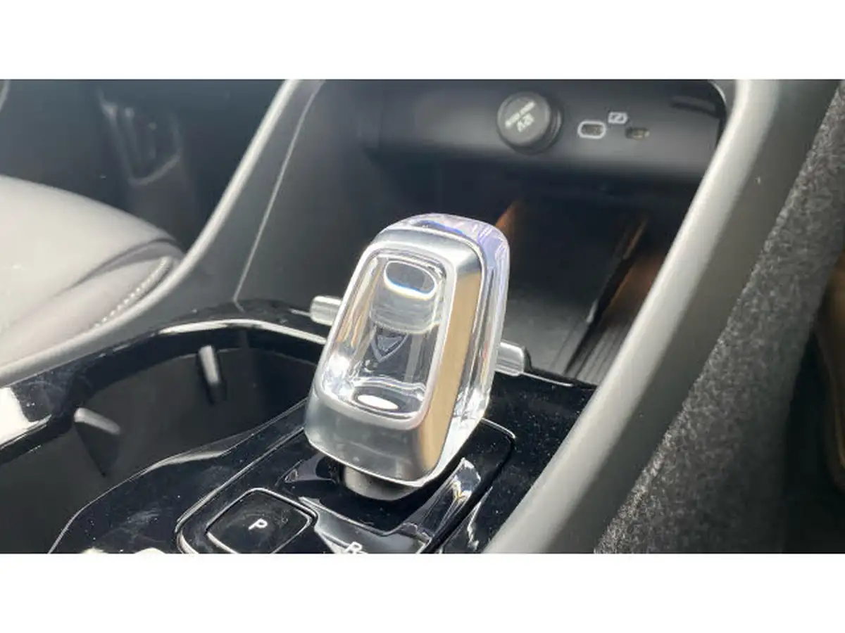 2024-volvo-xc40-20-b4-ultra-bright-big-13
