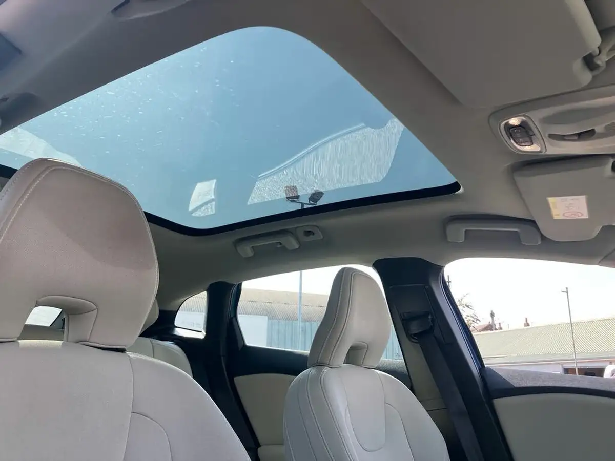 2014-volvo-v40-20td-d3-cross-country-se-nav-geartronic-big-32