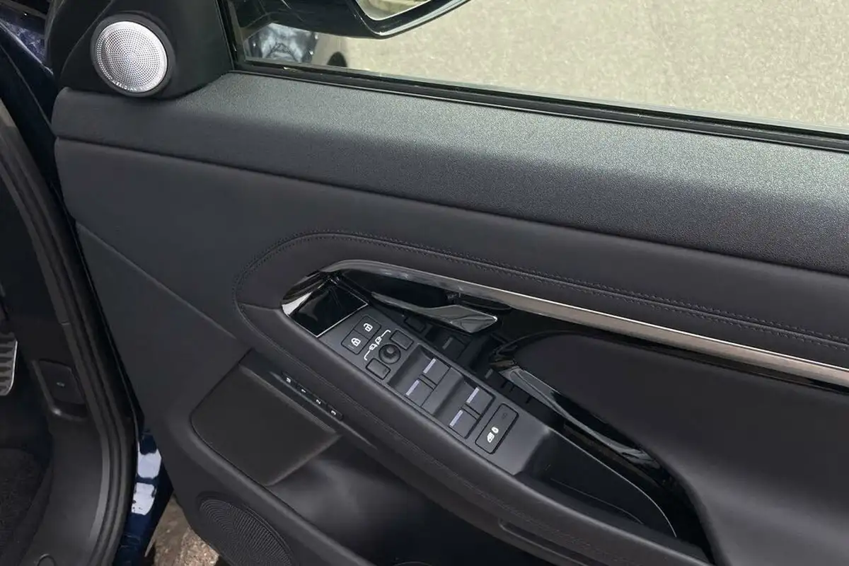 2023-land-rover-range-rover-evoque-15-p300e-r-dynamic-hse-big-41