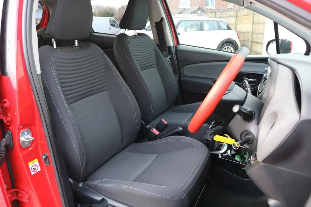 2016-toyota-yaris-133-design-bi-tone-big-26