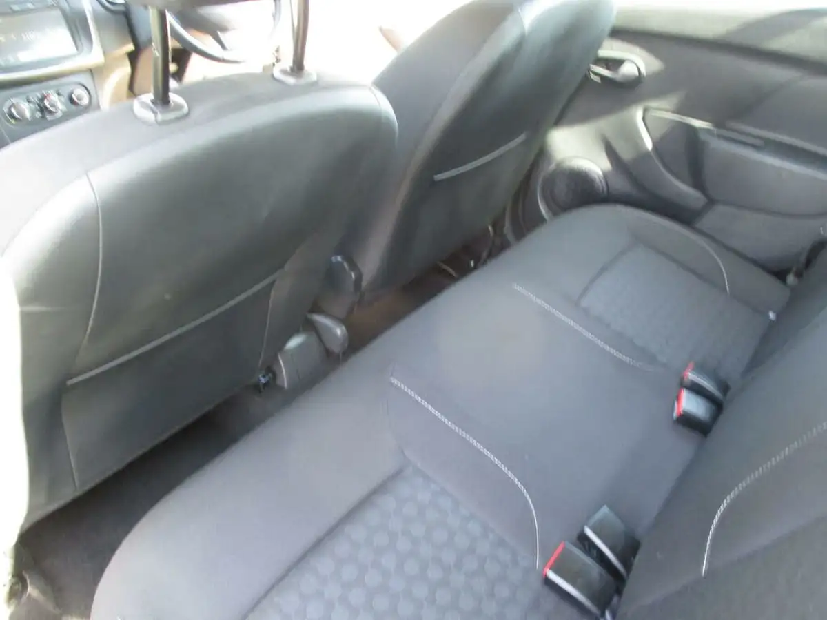 2013-dacia-sandero-12-laureate-big-23