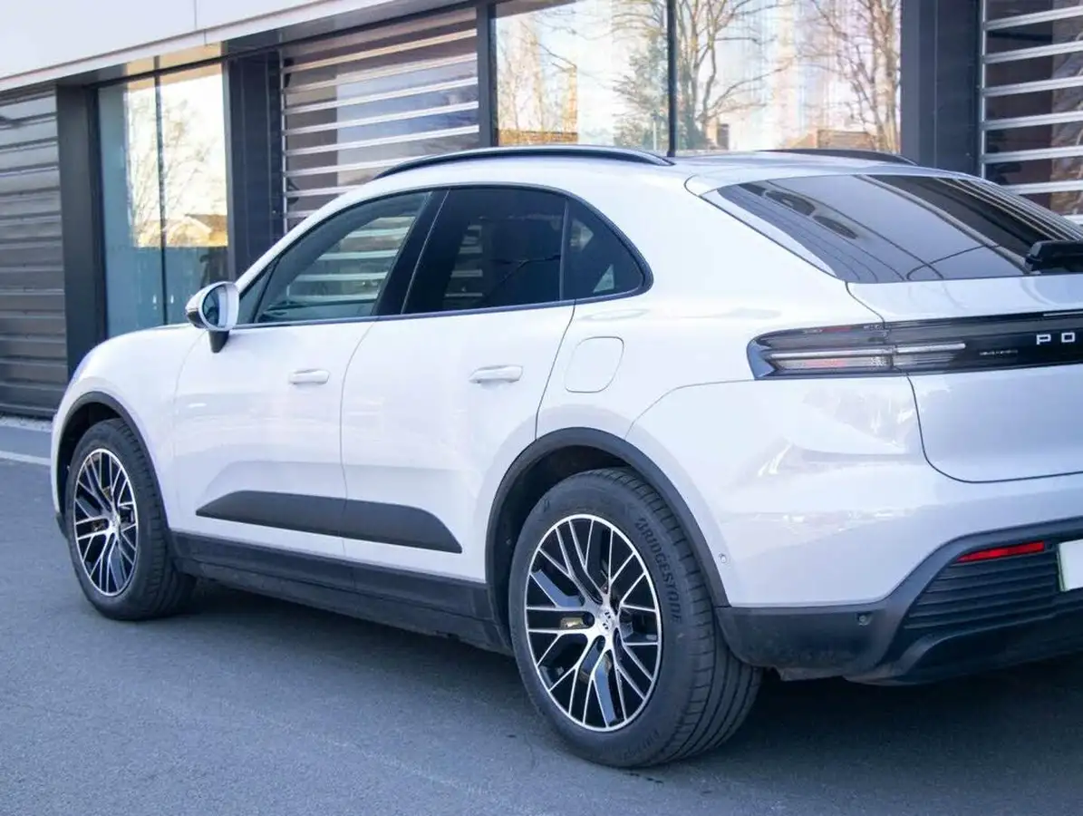 2025-porsche-macan-e-electric-big-20