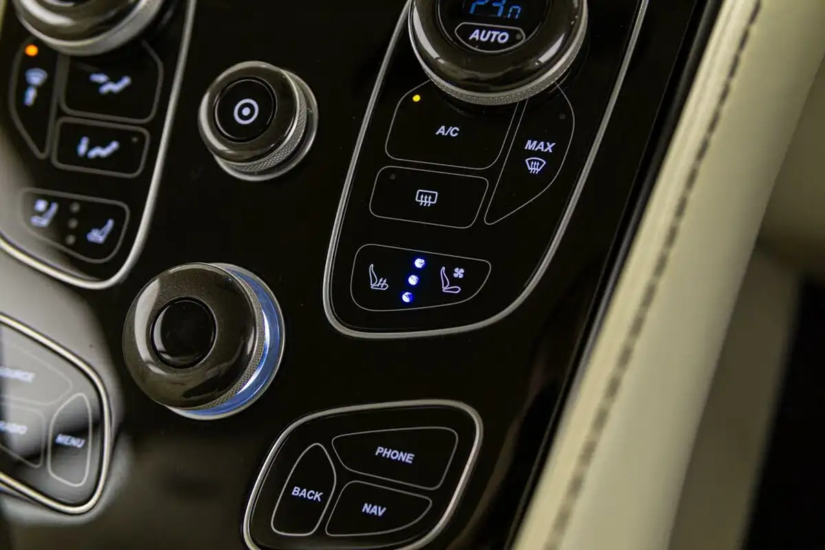 2014-aston-martin-vanquish-59-big-29