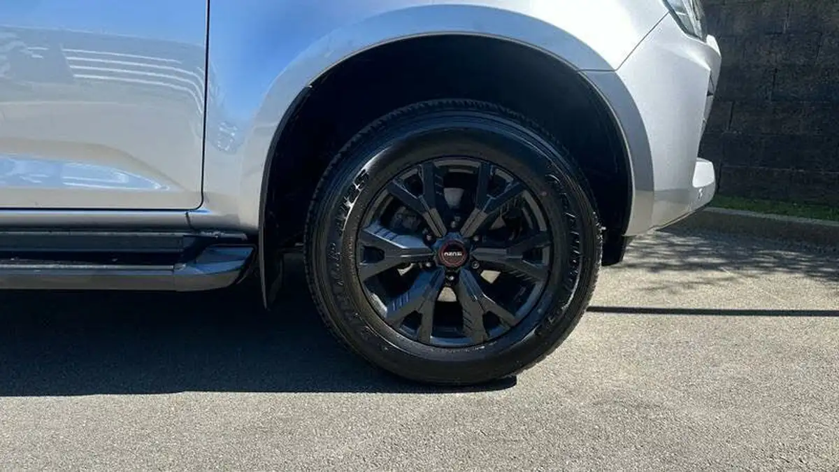 2024-isuzu-d-max-19td-v-cross-steel-edition-auto-big-7