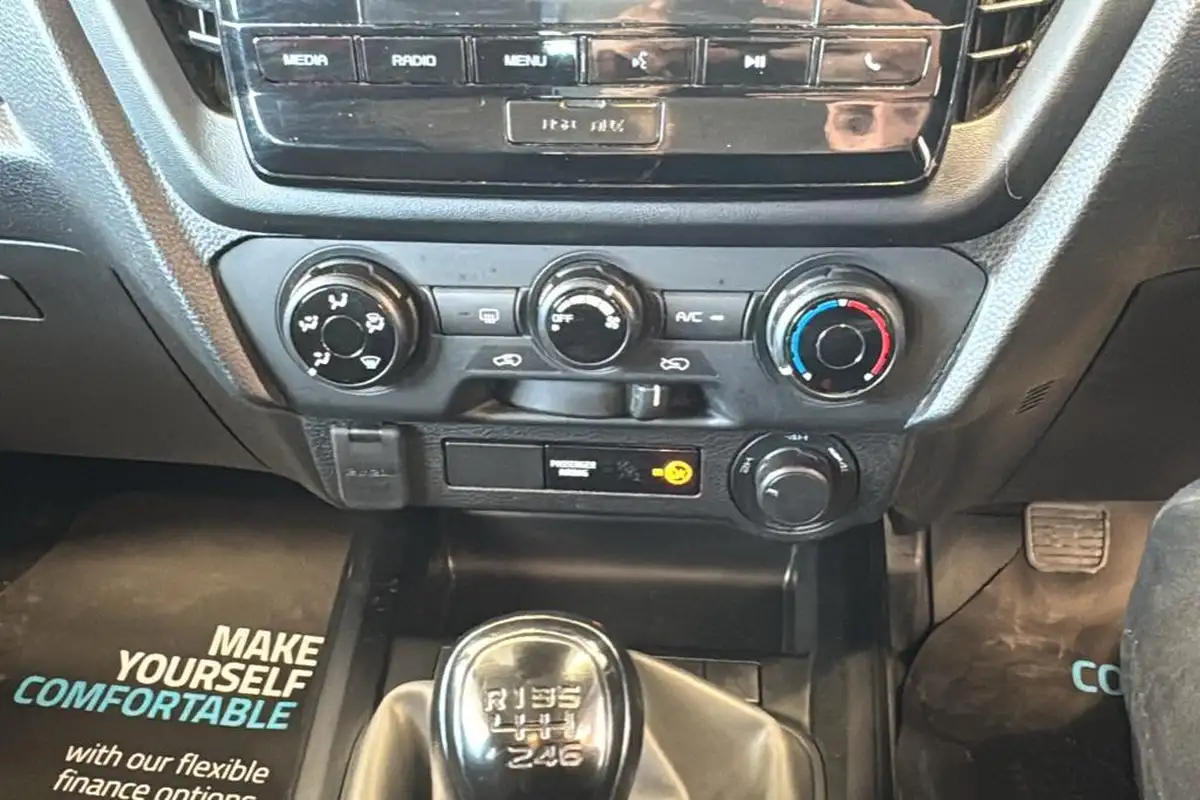 2023-isuzu-d-max-19td-utility-4x4-extended-big-27