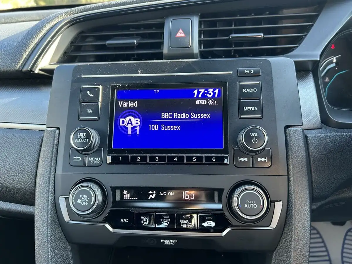 2019-honda-civic-16-i-dtec-se-hatchback-5d-big-12