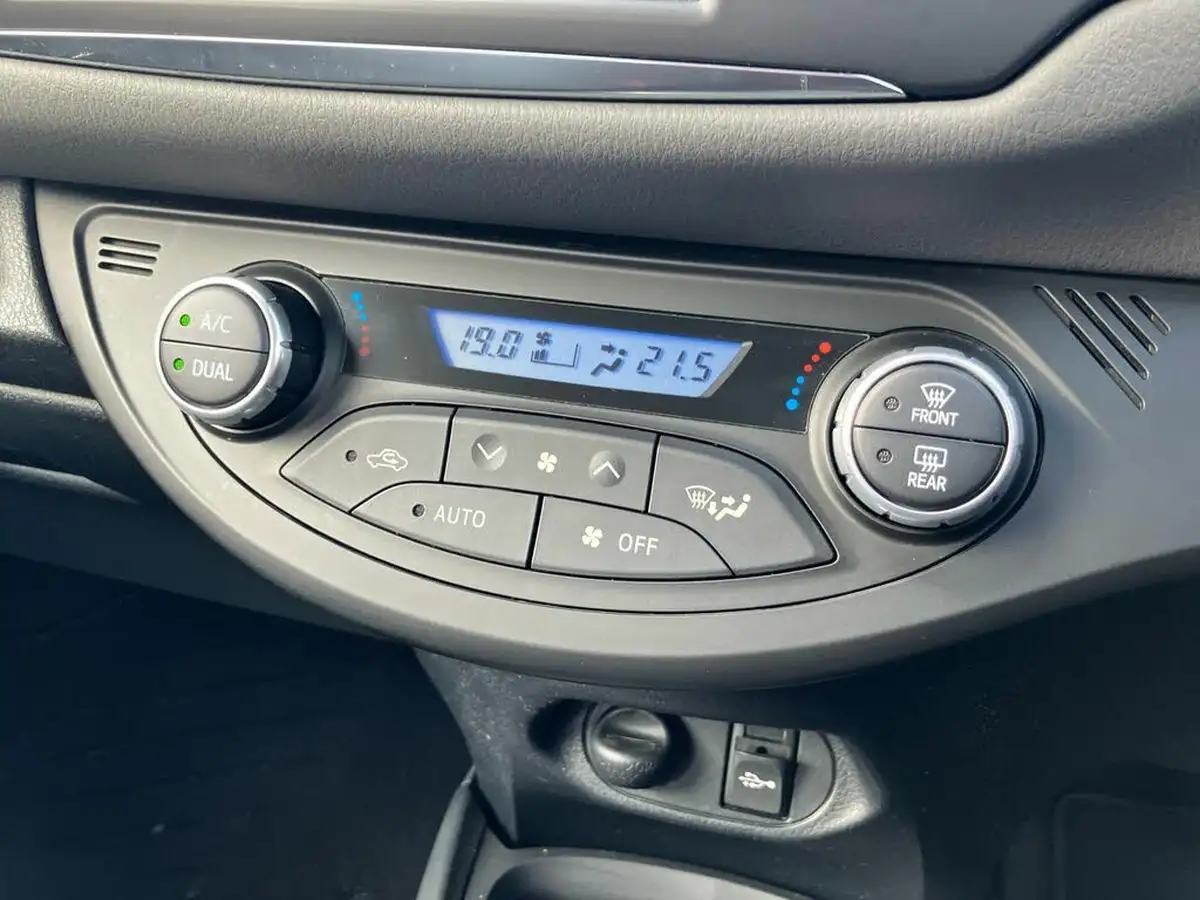 2019-toyota-yaris-15-vvt-i-icon-tech-98bhp-hybrid-1497cc-e-cvt-big-11
