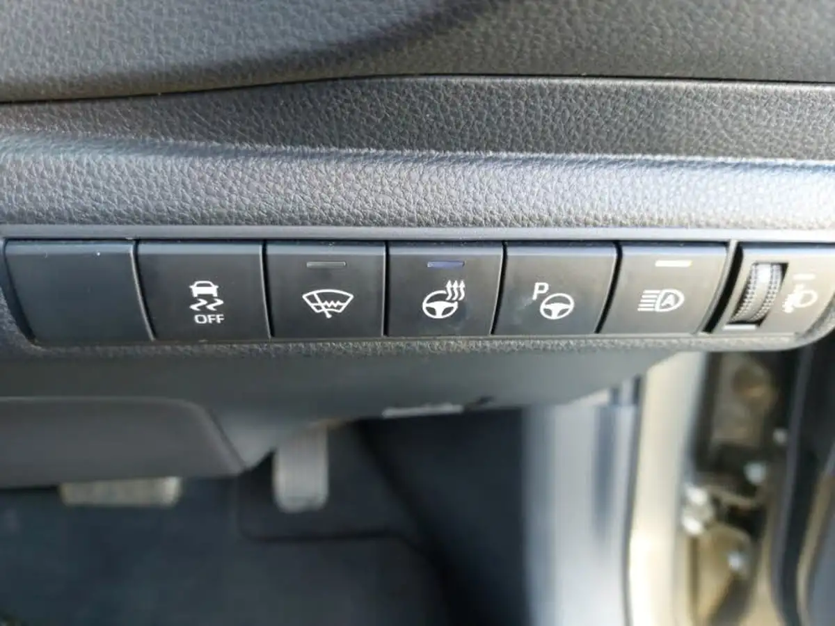 2022-suzuki-swace-18-sz5-big-11