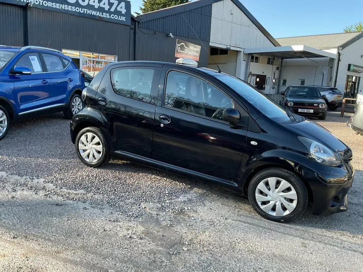 2013-toyota-aygo-10-aygo-ice-5d-big-56