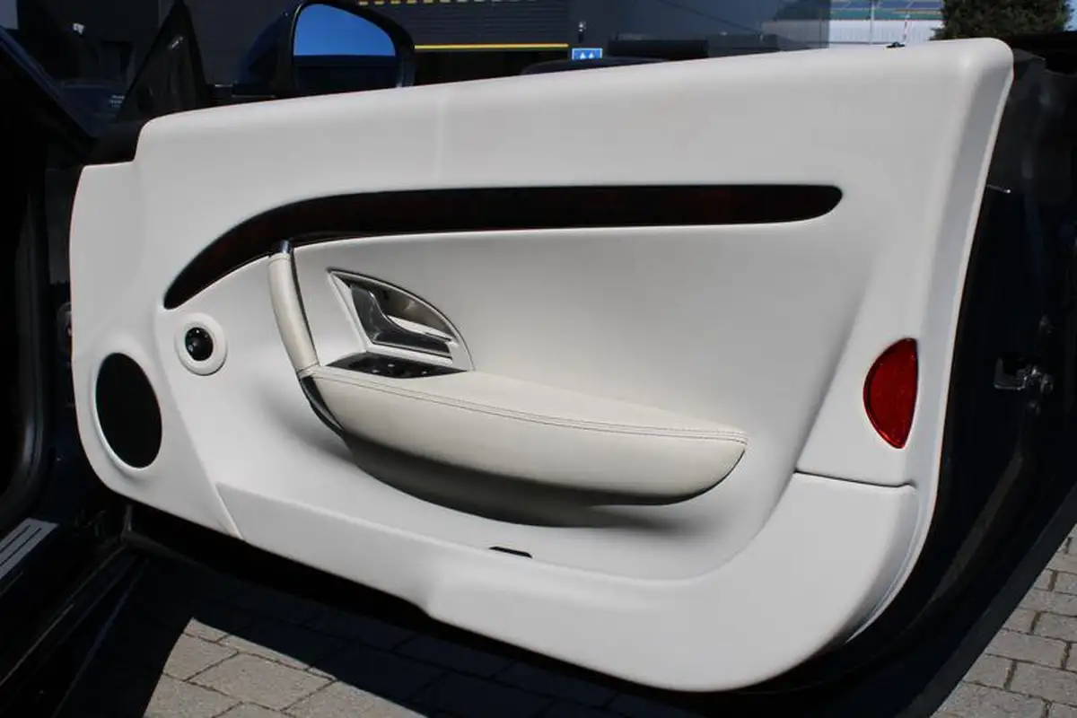 2019-maserati-grancabrio-47-sport-big-36
