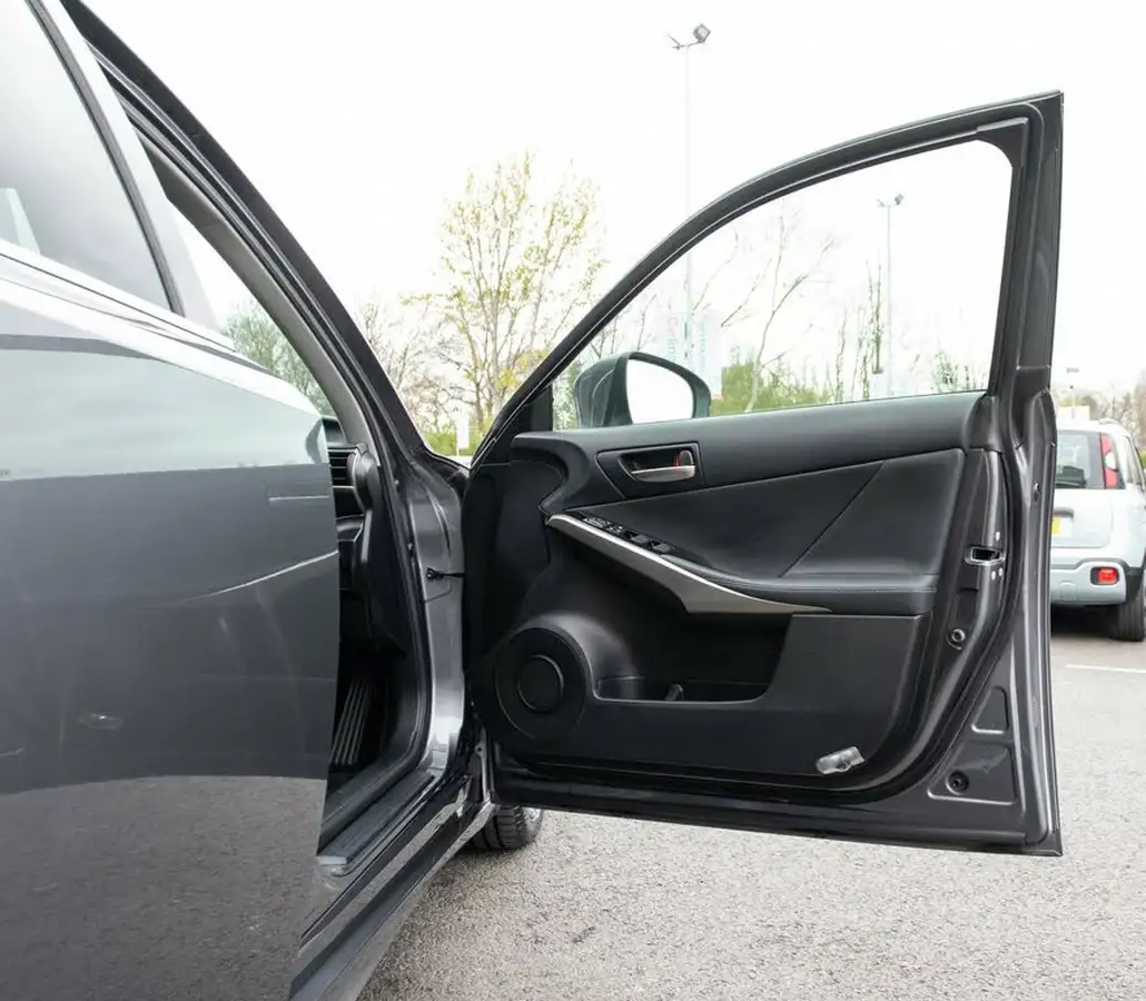 2019-lexus-is-300h-25-is-big-13