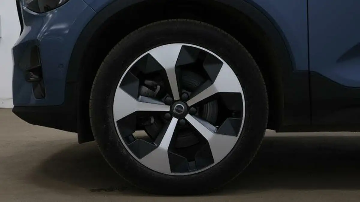 2024-volvo-xc40-20-b3-plus-big-4