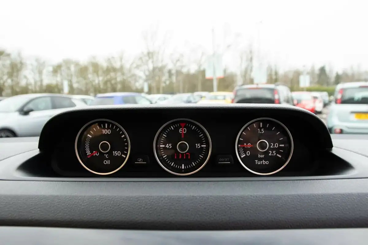 2015-volkswagen-beetle-20tdi-sport-150ps-bmtss-cabriolet-2d-dsg-big-14