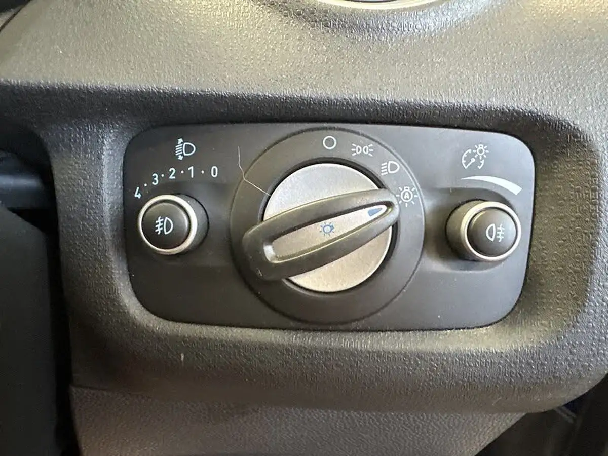 2013-ford-fiesta-10-titanium-x-100ps-ss-5d-big-17